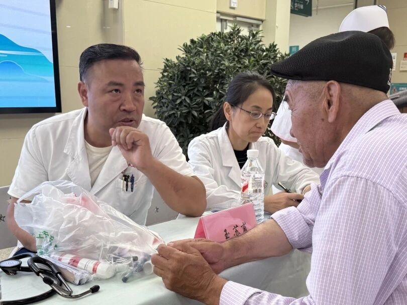 聚焦“一老一小”民生关切，九游j9官方网站_九游（中国）
持续开展健康关爱公益行动